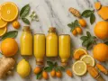 Botellas de jugo amarillo vibrante, naranjas, limones, cúrcuma y jengibre, perfectos para un shot de jengibre revitalizante.