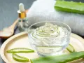 Gel de aloe vera en un cuenco, con rodajas y hojas de la planta, y un gotero. Descubre para qué sirve la **sábila** para el cuidado de la piel.