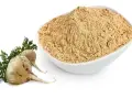 Raíces de maca y un tazón de polvo de maca, destacando los maca beneficios para la salud.