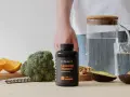 Descubre para qué sirve la vitamina C liposomal. Alimentos saludables y suplemento en un entorno natural.