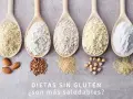 Cinco cucharas de madera con harinas sin gluten: almendra, trigo sarraceno, amaranto, garbanzo y arroz. Descubre los beneficios de comer sin gluten.