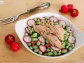 Ensalada de habas tiernas, rabanitos y atún. Una comida con fibra, fresca y saludable, lista para disfrutar.