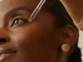 Una gota de sérum cae cerca del ojo de una mujer. Descubre la vitamina B6 para que sirve en la piel, un ingrediente clave para una piel radiante.