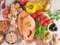 Salmón, camarones, almendras y más: alimentos con vitamina D para adultos. Ingredientes frescos para una dieta saludable.