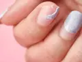 Mano con uñas descascaradas y dañadas, mostrando la necesidad de regenerar uñas dañadas para una apariencia saludable.