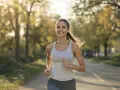Mujer sonriente corre por un parque. No hay evidencia de que el palmitoiletanolamida engorde.