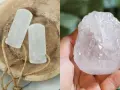 Dos barras de piedra de alumbre en un cuenco de piedra y un trozo de piedra de alumbre en una mano.