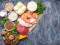 Variedad de alimentos ricos en proteínas: salmón, pollo, carne, huevos, queso, camarones, frutos secos, legumbres y cereales. Estos son excelentes glicina alimentos.