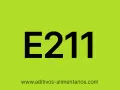 E211, conservante común como el benzoato de sodio, en un fondo verde brillante.