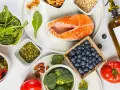 Salmón, arándanos, fresas, brócoli, espinacas, nueces, semillas de calabaza, almendras y aceite de oliva: ingredientes clave para saber qué comer para tener energía.