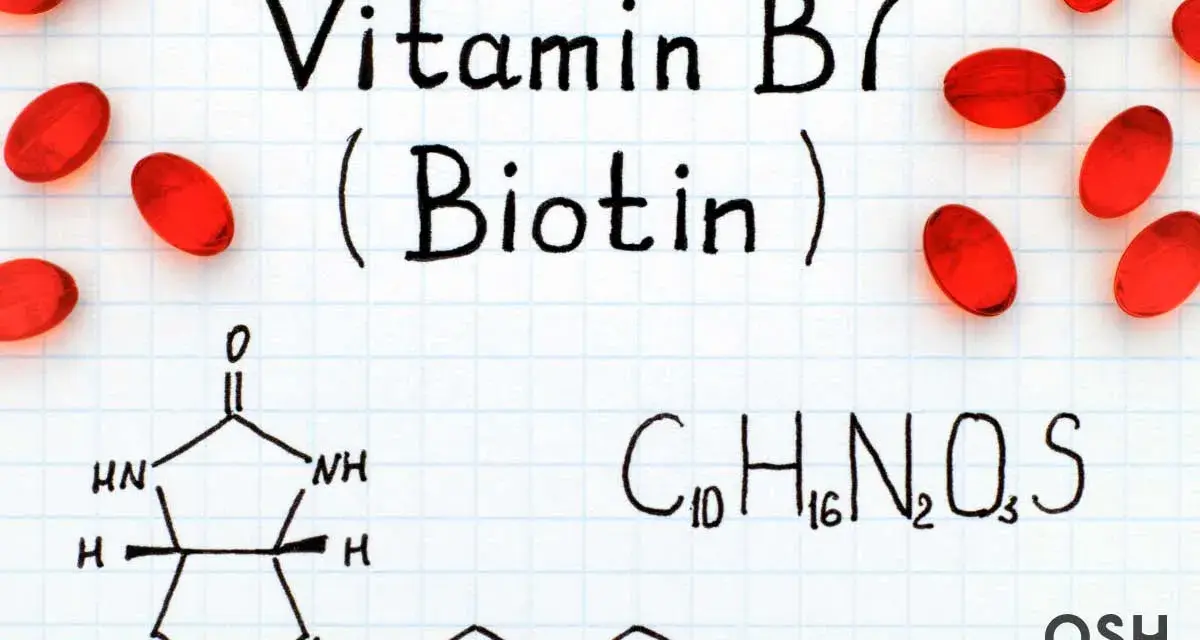Biotina y embarazo: la vitamina B7, esencial para el desarrollo fetal, se muestra con su fórmula química y cápsulas rojas.