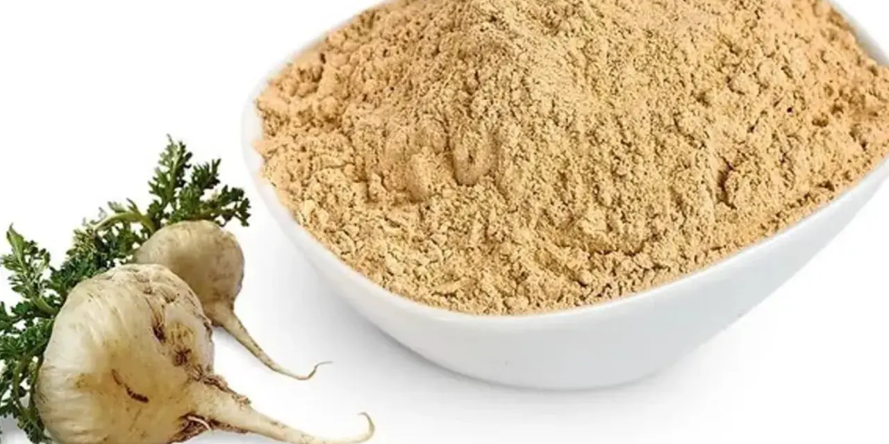 Raíces de maca y un tazón de polvo de maca, destacando los maca beneficios para la salud.