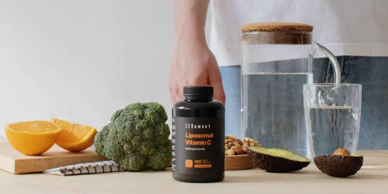 Descubre para qué sirve la vitamina C liposomal. Alimentos saludables y suplemento en un entorno natural.