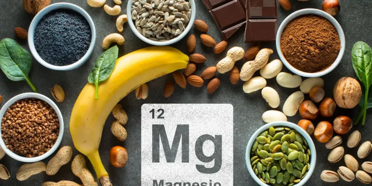 Plátano, espinacas, semillas de girasol, almendras, cacahuetes, avellanas, pistachos, semillas de calabaza, cacao en polvo y chocolate negro son algunos de los alimentos que contienen magnesio.