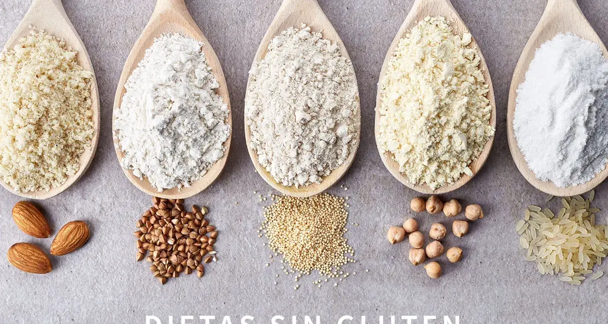 Cinco cucharas de madera con harinas sin gluten: almendra, trigo sarraceno, amaranto, garbanzo y arroz. Descubre los beneficios de comer sin gluten.