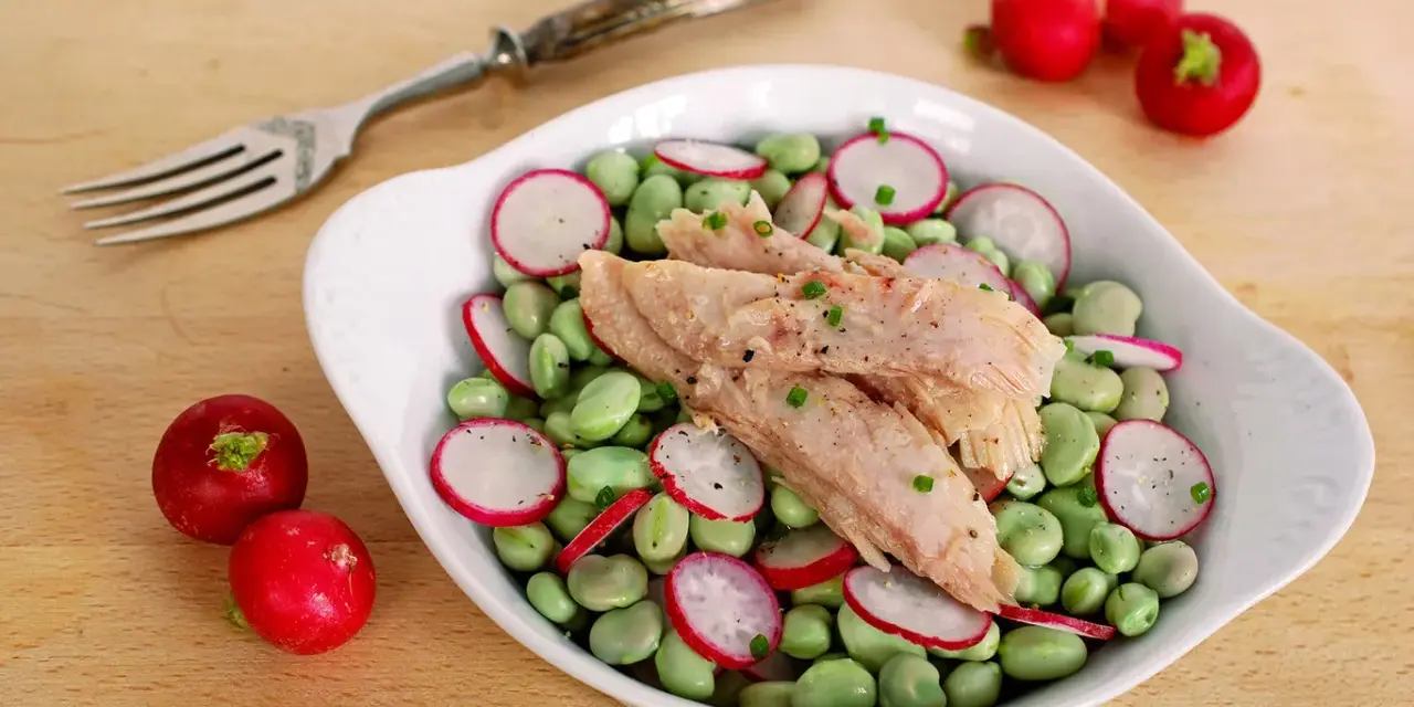 Ensalada de habas tiernas, rabanitos y atún. Una comida con fibra, fresca y saludable, lista para disfrutar.