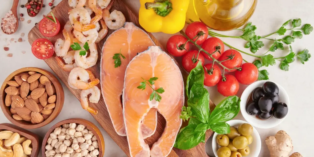 Salmón, camarones, almendras y más: alimentos con vitamina D para adultos. Ingredientes frescos para una dieta saludable.