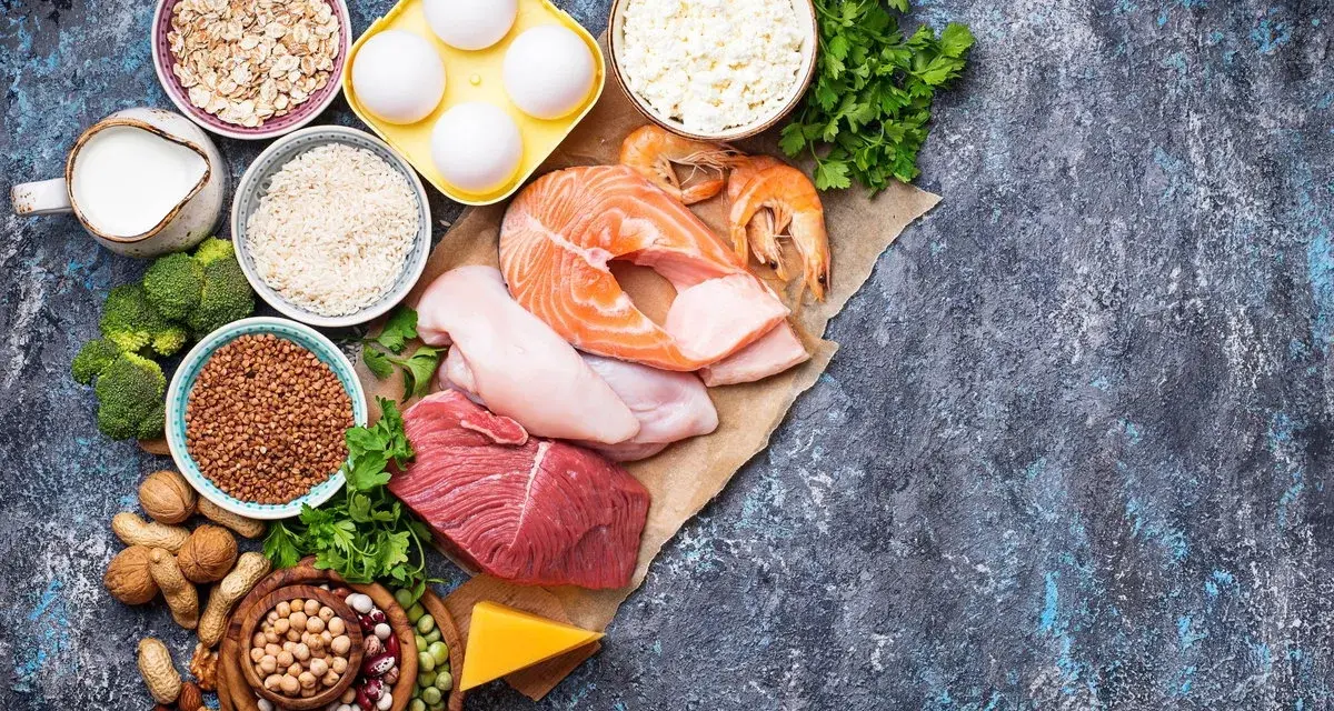 Variedad de alimentos ricos en proteínas: salmón, pollo, carne, huevos, queso, camarones, frutos secos, legumbres y cereales. Estos son excelentes glicina alimentos.