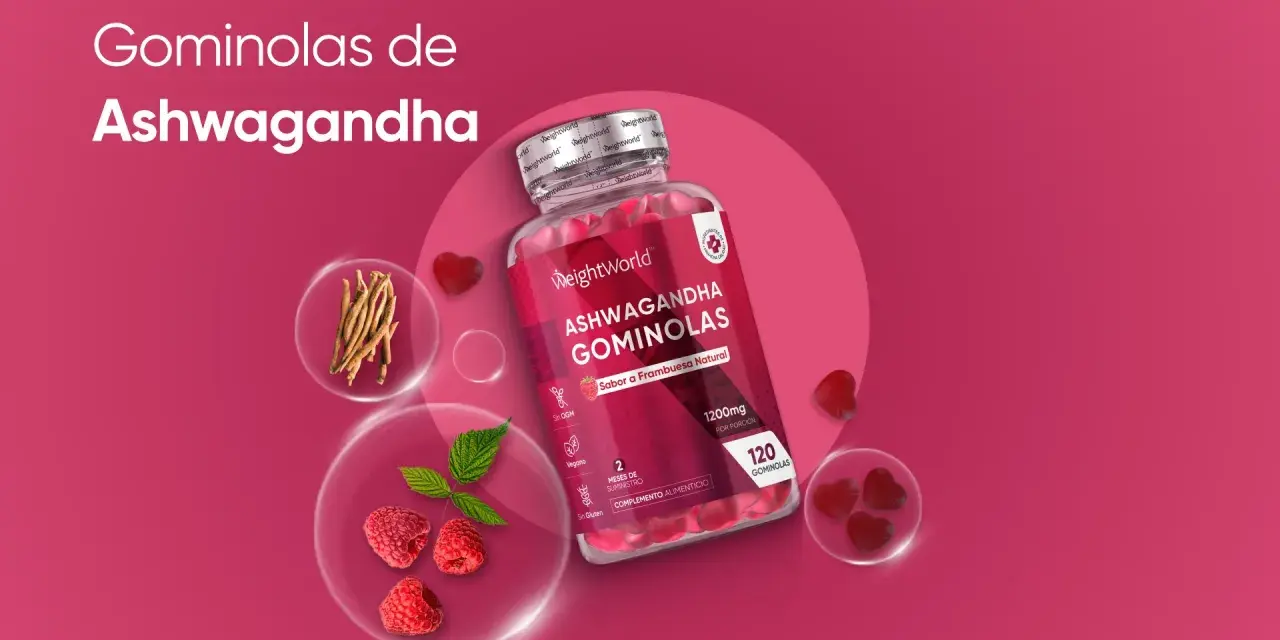 Gominolas de Ashwagandha para que sirve: frascos con gomitas de frambuesa, raíz de ashwagandha y frambuesas frescas.