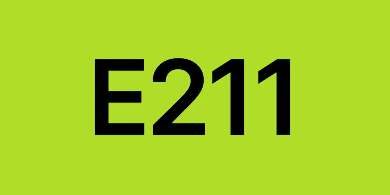 E211, conservante común como el benzoato de sodio, en un fondo verde brillante.