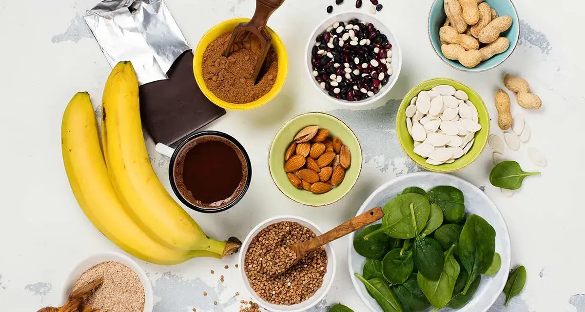 Plátanos, chocolate negro, almendras, espinacas y semillas de calabaza son algunos de los alimentos ricos en magnesio.