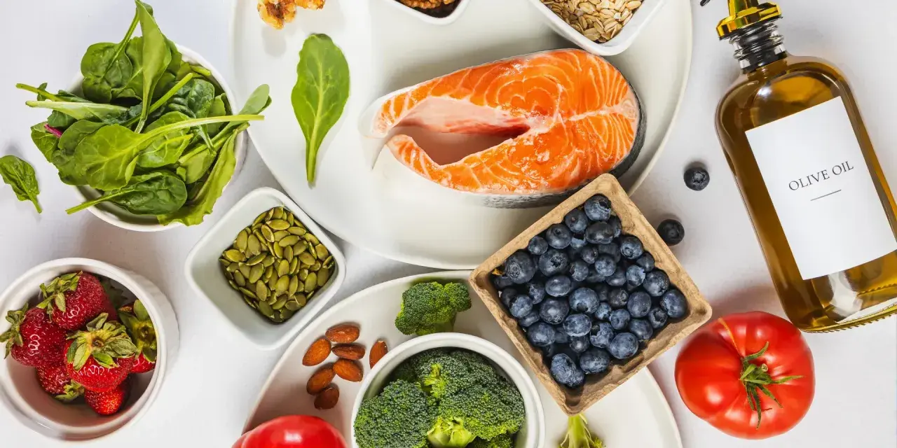 Salmón, arándanos, fresas, brócoli, espinacas, nueces, semillas de calabaza, almendras y aceite de oliva: ingredientes clave para saber qué comer para tener energía.