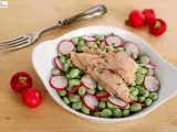 Ensalada de habas tiernas, rabanitos y atún. Una comida con fibra, fresca y saludable, lista para disfrutar.