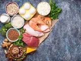 Variedad de alimentos ricos en proteínas: salmón, pollo, carne, huevos, queso, camarones, frutos secos, legumbres y cereales. Estos son excelentes glicina alimentos.