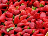 Un montón de fresas rojas y jugosas, deliciosos alimentos con mucha fibra, listas para disfrutar.