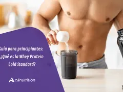 Hombre preparando batido de proteína. Descubre para qué sirve la whey protein Gold Standard y cómo puede ayudarte a alcanzar tus metas.