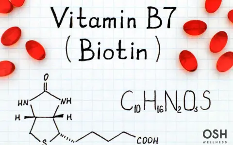 Biotina y embarazo: la vitamina B7, esencial para el desarrollo fetal, se muestra con su fórmula química y cápsulas rojas.