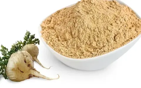 Raíces de maca y un tazón de polvo de maca, destacando los maca beneficios para la salud.