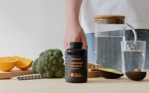 Descubre para qué sirve la vitamina C liposomal. Alimentos saludables y suplemento en un entorno natural.