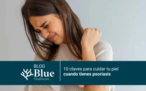 Mujer con expresión de incomodidad, tocándose el brazo. El texto indica "10 claves para cuidar tu piel cuando tienes psoriasis".