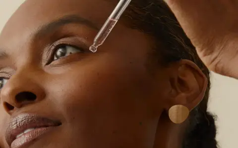 Una gota de sérum cae cerca del ojo de una mujer. Descubre la vitamina B6 para que sirve en la piel, un ingrediente clave para una piel radiante.