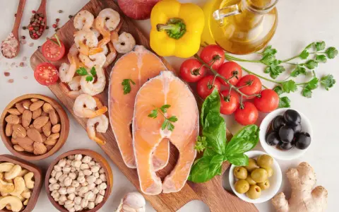 Salmón, camarones, almendras y más: alimentos con vitamina D para adultos. Ingredientes frescos para una dieta saludable.