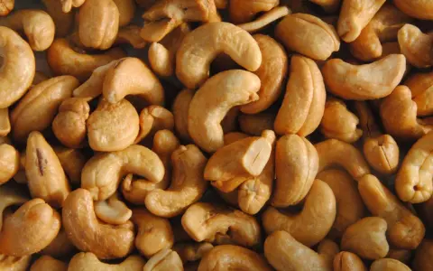 Montón de anacardos tostados, deliciosos pero ten cuidado, los anacardos engordan si abusas de ellos.