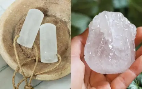 Dos barras de piedra de alumbre en un cuenco de piedra y un trozo de piedra de alumbre en una mano.
