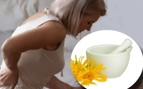 Mujer con dolor de espalda y un mortero con flores amarillas, sugiriendo para qué sirve la arnica.