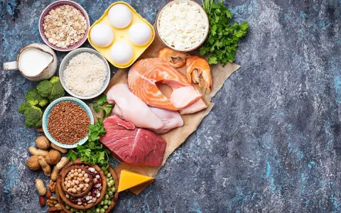 Variedad de alimentos ricos en proteínas: salmón, pollo, carne, huevos, queso, camarones, frutos secos, legumbres y cereales. Estos son excelentes glicina alimentos.
