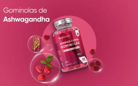 Gominolas de Ashwagandha para que sirve: frascos con gomitas de frambuesa, raíz de ashwagandha y frambuesas frescas.