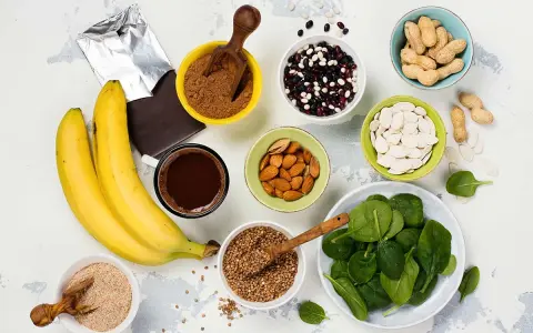 Plátanos, chocolate negro, almendras, espinacas y semillas de calabaza son algunos de los alimentos ricos en magnesio.