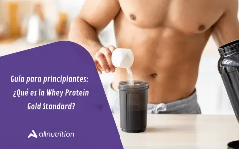 Hombre preparando batido de proteína. Descubre para qué sirve la whey protein Gold Standard y cómo puede ayudarte a alcanzar tus metas.
