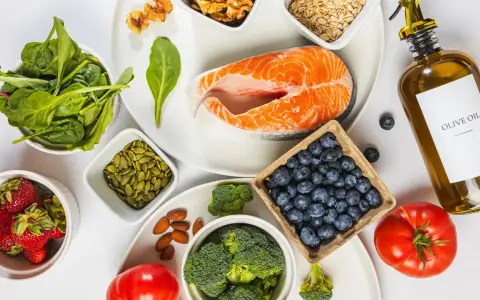 Salmón, arándanos, fresas, brócoli, espinacas, nueces, semillas de calabaza, almendras y aceite de oliva: ingredientes clave para saber qué comer para tener energía.