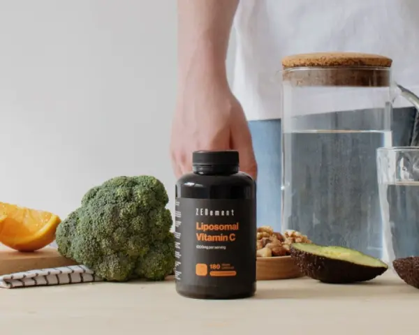 Descubre para qué sirve la vitamina C liposomal. Alimentos saludables y suplemento en un entorno natural.