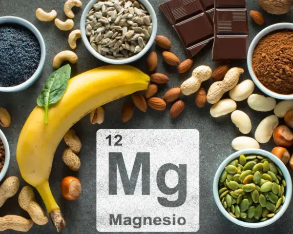 Plátano, espinacas, semillas de girasol, almendras, cacahuetes, avellanas, pistachos, semillas de calabaza, cacao en polvo y chocolate negro son algunos de los alimentos que contienen magnesio.