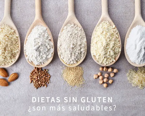 Cinco cucharas de madera con harinas sin gluten: almendra, trigo sarraceno, amaranto, garbanzo y arroz. Descubre los beneficios de comer sin gluten.