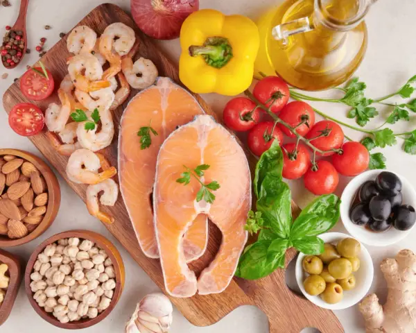 Salmón, camarones, almendras y más: alimentos con vitamina D para adultos. Ingredientes frescos para una dieta saludable.