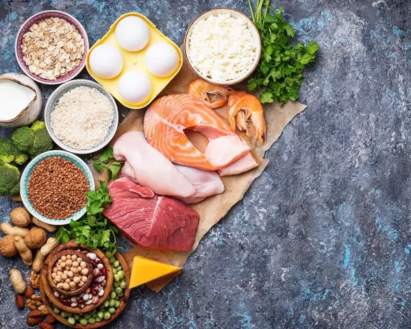 Variedad de alimentos ricos en proteínas: salmón, pollo, carne, huevos, queso, camarones, frutos secos, legumbres y cereales. Estos son excelentes glicina alimentos.