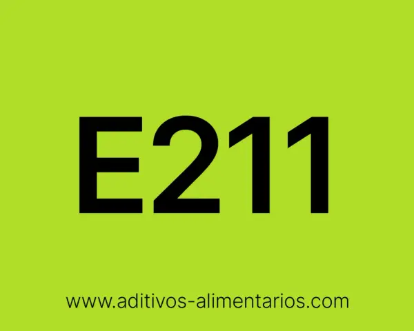 E211, conservante común como el benzoato de sodio, en un fondo verde brillante.